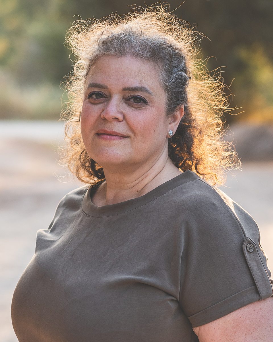 Inna Tesis, outdoors in warm evening light